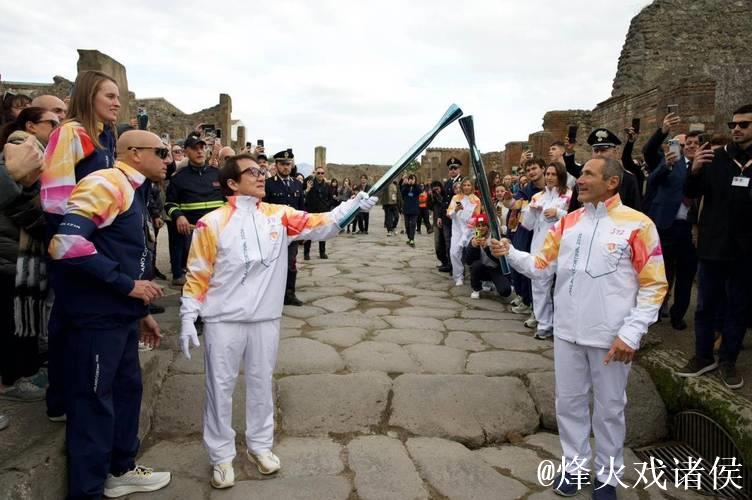成龙参与米兰-科尔蒂纳冬奥会火炬传递活动 成龙参与米兰-科尔蒂纳冬奥会火炬传递活动